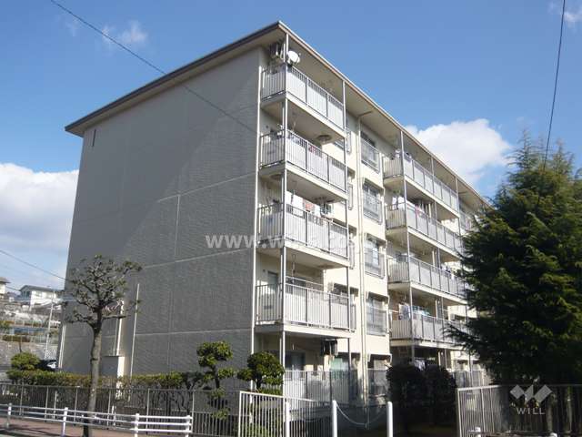宝塚逆瀬台住宅1号棟の外観（南西側から）
