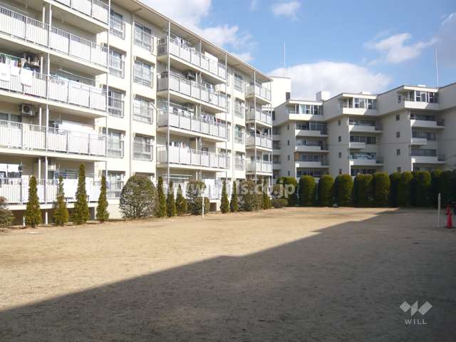 1号棟の南側にある広場
