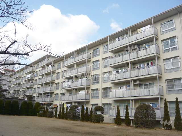 宝塚逆瀬台住宅1号棟の外観（南側から）