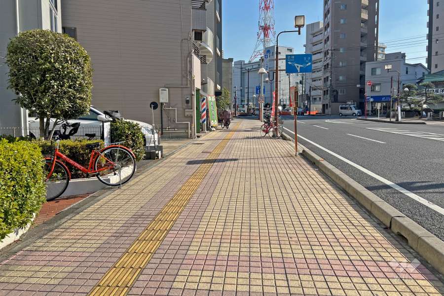 敷地の南西側前面道路は本町大通りです（北西側から）。