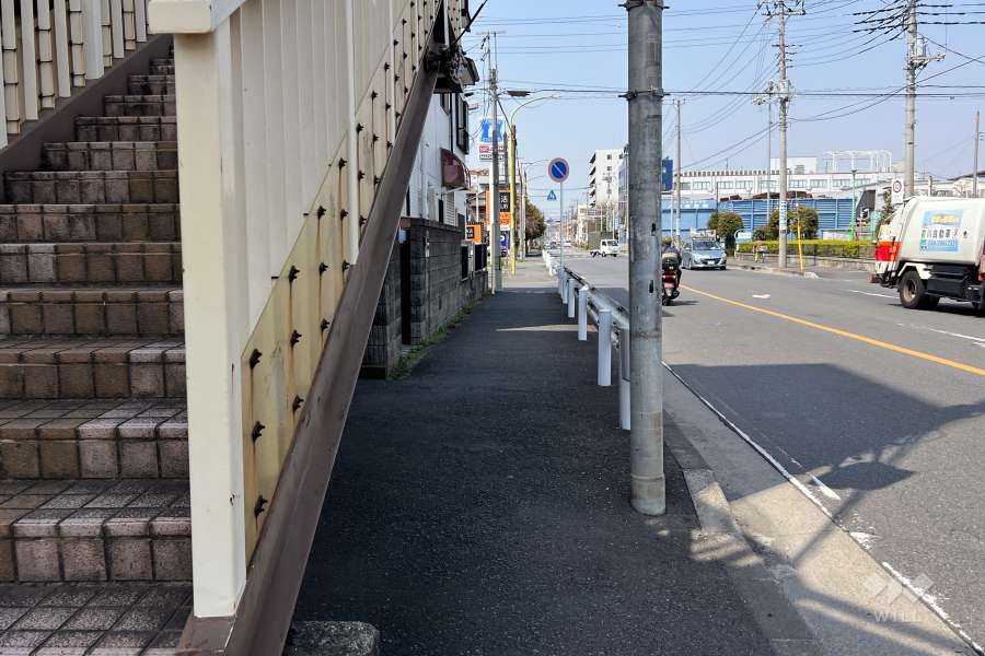 敷地北東側の前面道路（南東側から）