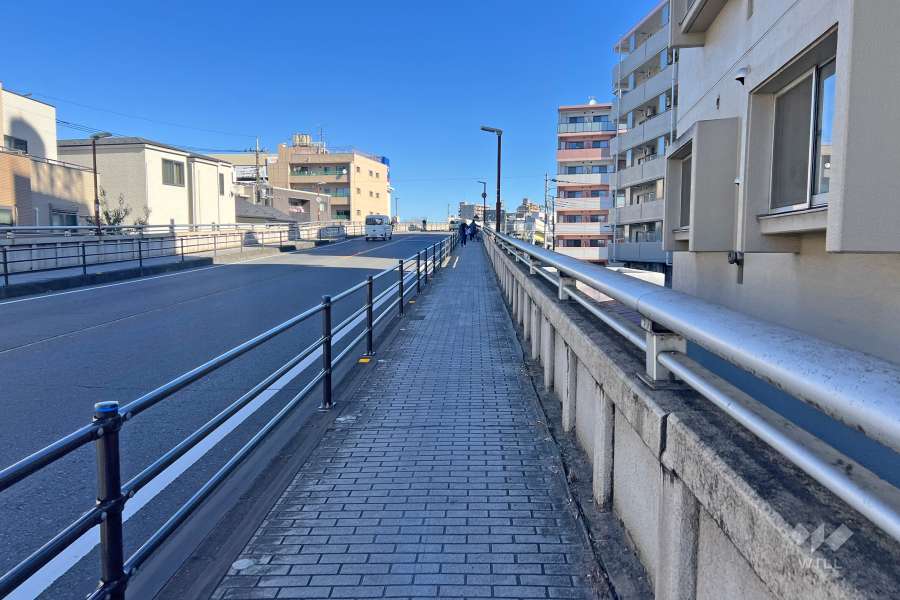 敷地北西側の前面道路（南西側から）