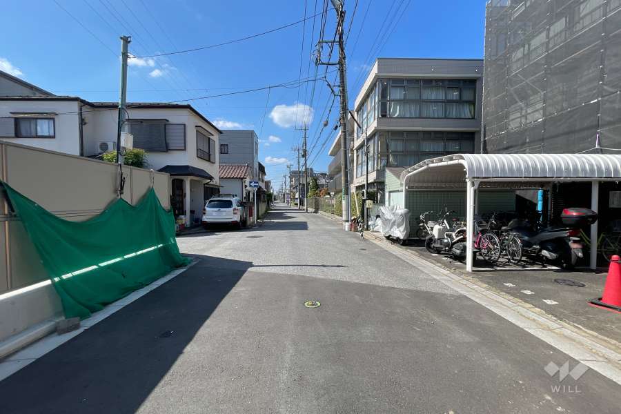 敷地の南側前面道路（東側から）