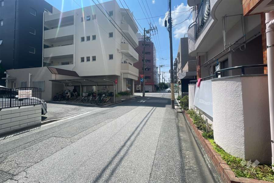 敷地の東側前面道路（北側から）