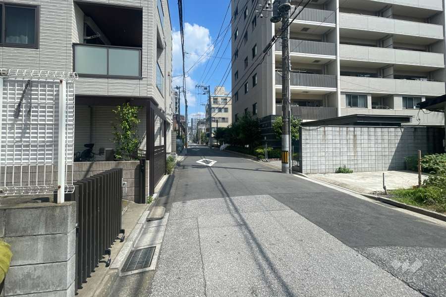 敷地の東側前面道路（南側から）