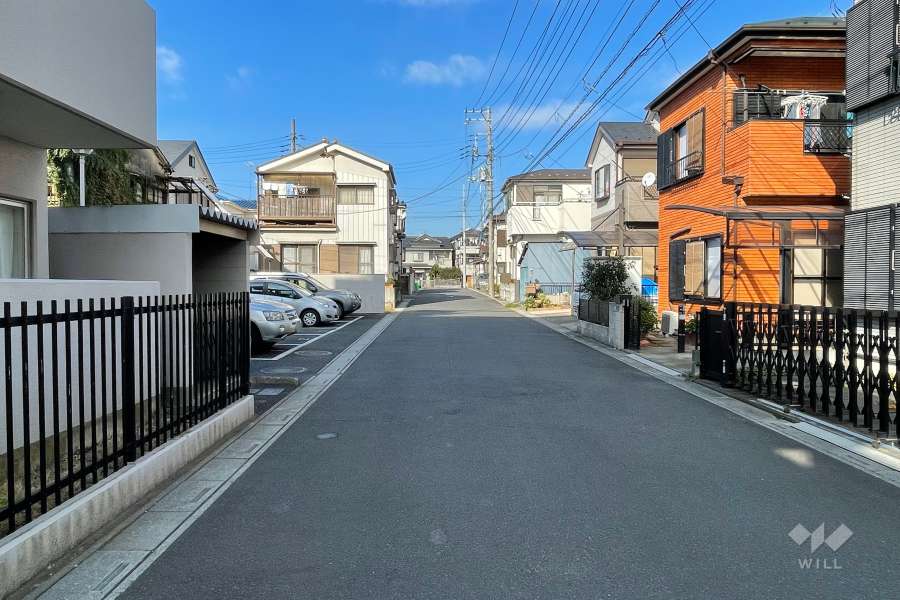 敷地東側の前面道路（南側から）