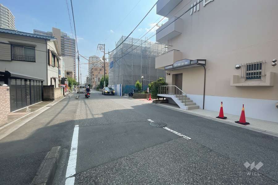 敷地の東側前面道路（北側から）