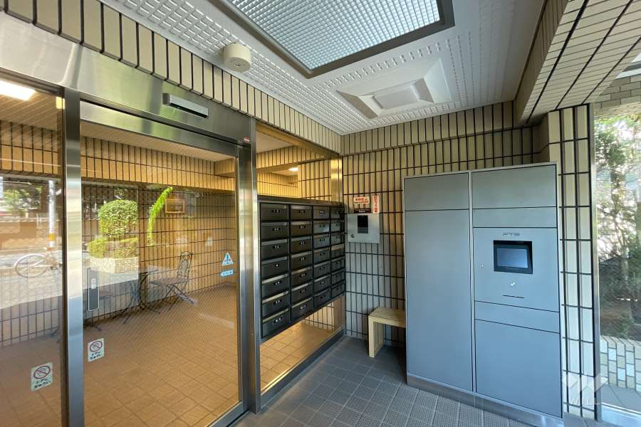 エントランスはオートロック付きです。