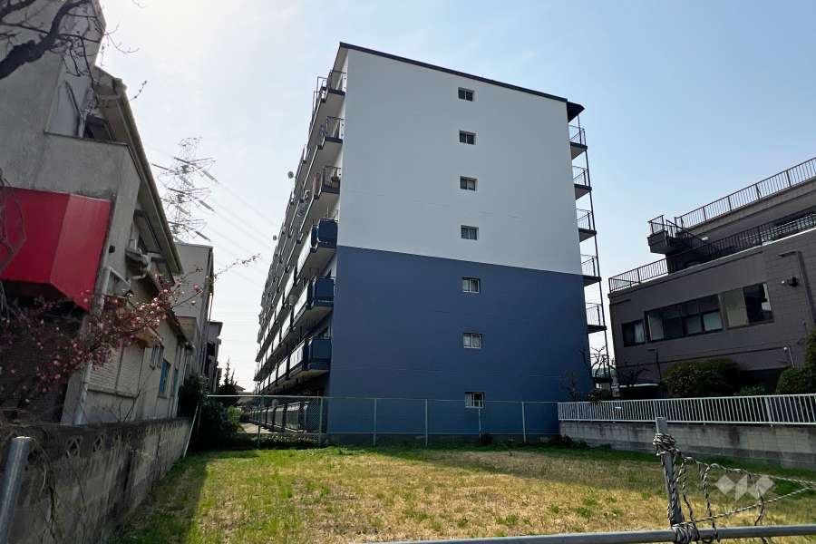 ライオンズマンション草加の外観（南東側から）