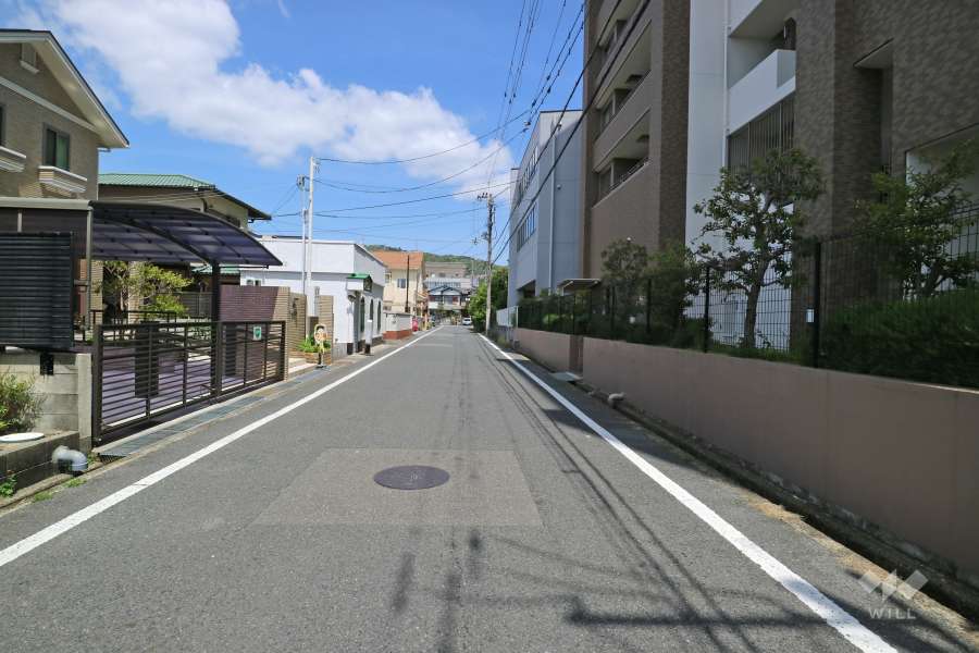 敷地西側の前面道路