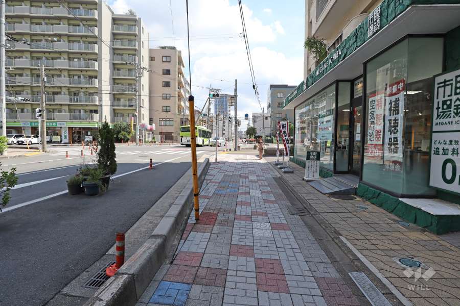 敷地北側の前面道路（西側から）
