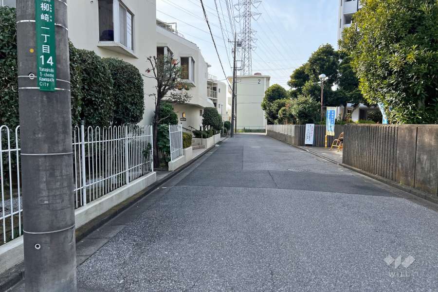 敷地の北側前面道路（東側から）