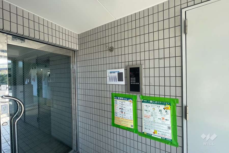 エントランスはオートロック付きです。
