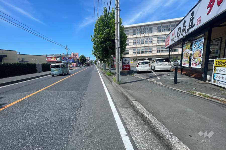 敷地西側の前面道路（南側から）