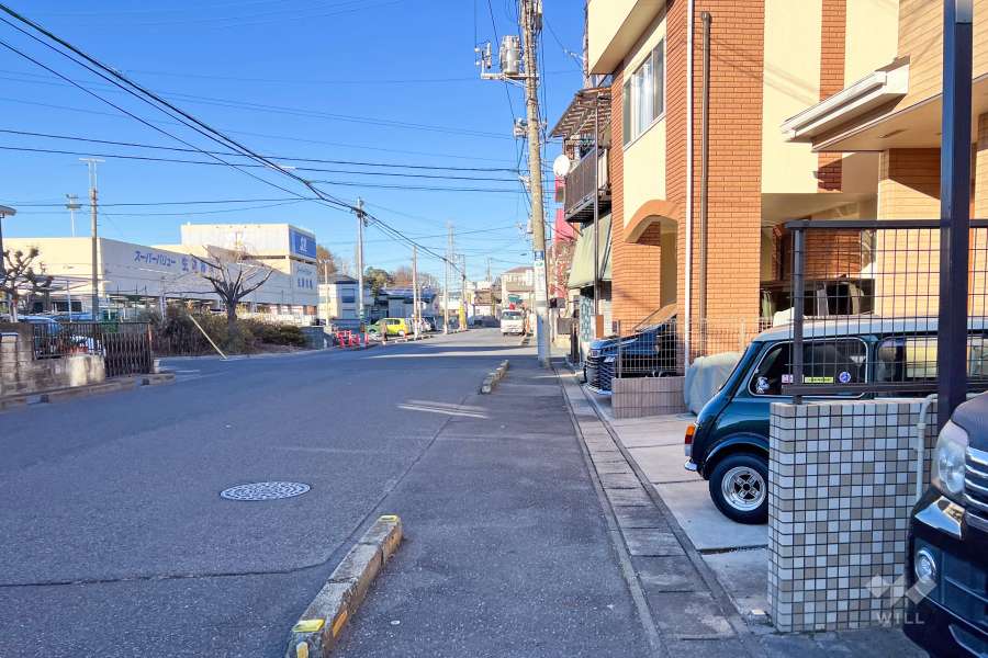 敷地西側の前面道路