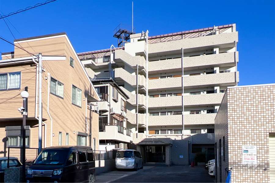 前川公園ローヤルコーポの外観（西側から）