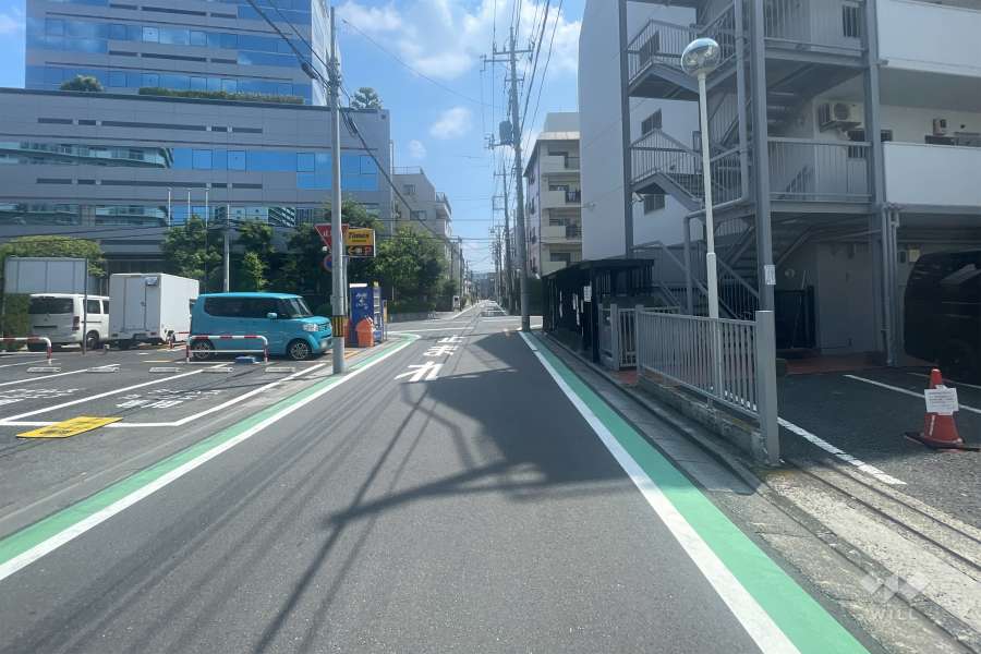 敷地の北側前面道路（西側から）