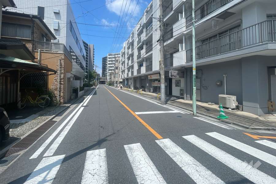 敷地の南側前面道路（東側から）