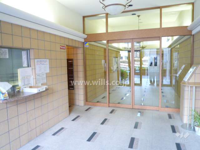 エントランスはオートロック付きです。