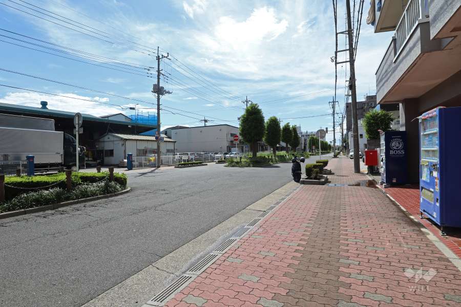 敷地南側の前面道路（東側から）