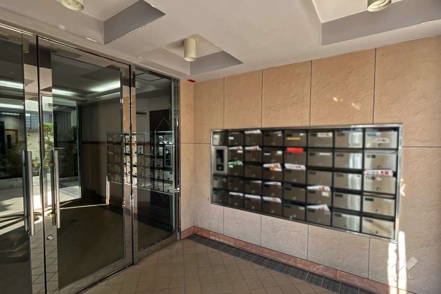 エントランスはオートロック付きです。