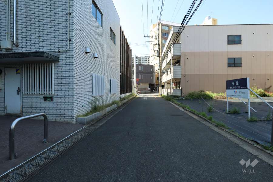 敷地北側の前面道路（東側から）