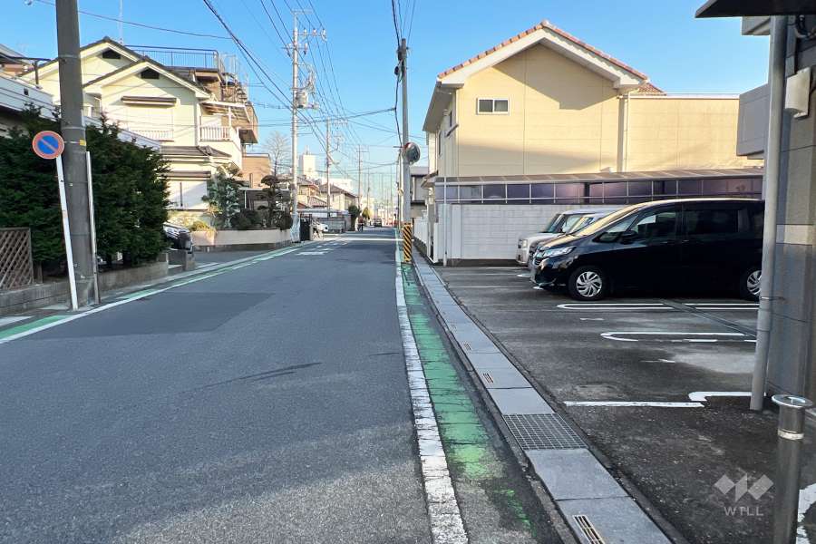 敷地北側の前面道路（西側から）