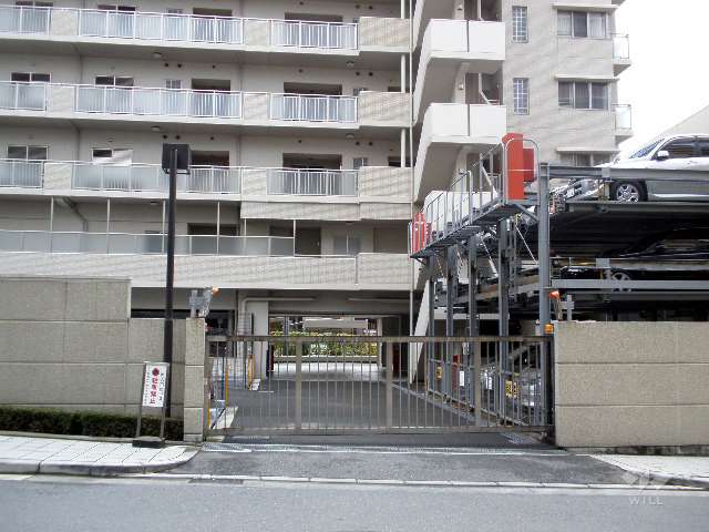 駐車場（マンションの東側にあります）