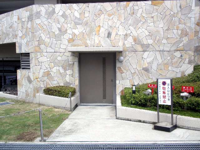 駐輪場（マンションの西側にあります）