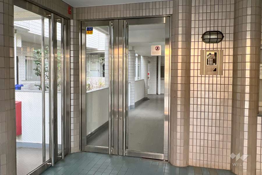 エントランスはオートロック付きです。