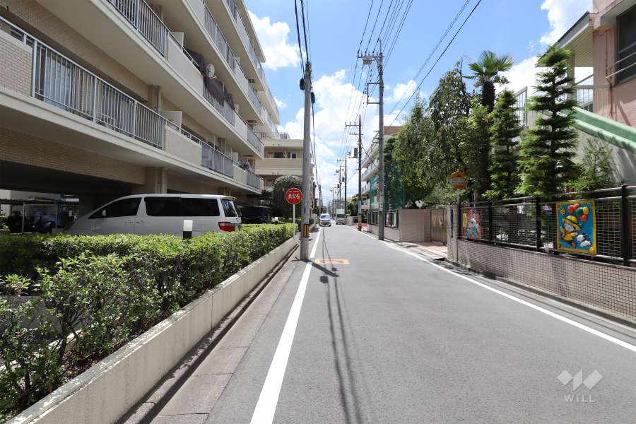 敷地西側の前面道路　