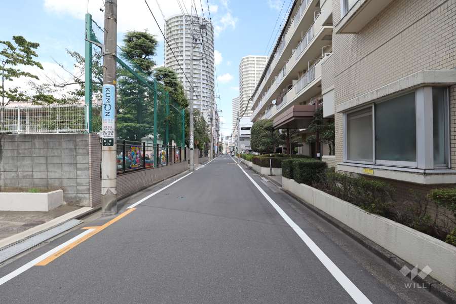 敷地西側の前面道路