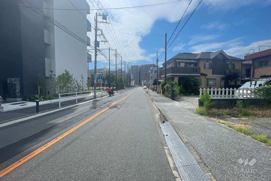 敷地の北側前面道路（東側から）