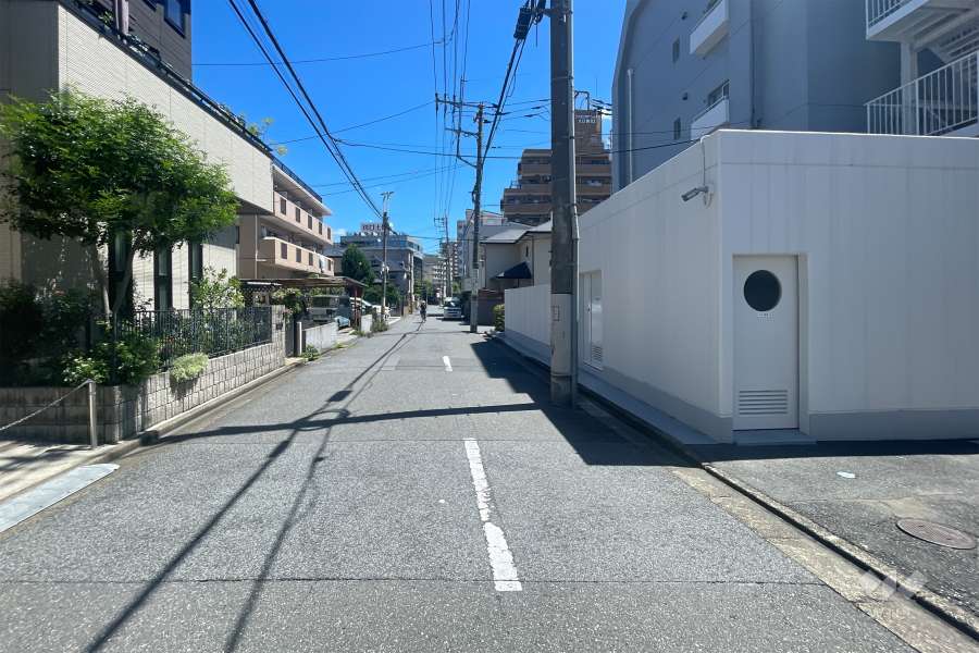 敷地の北側前面道路（西側から）