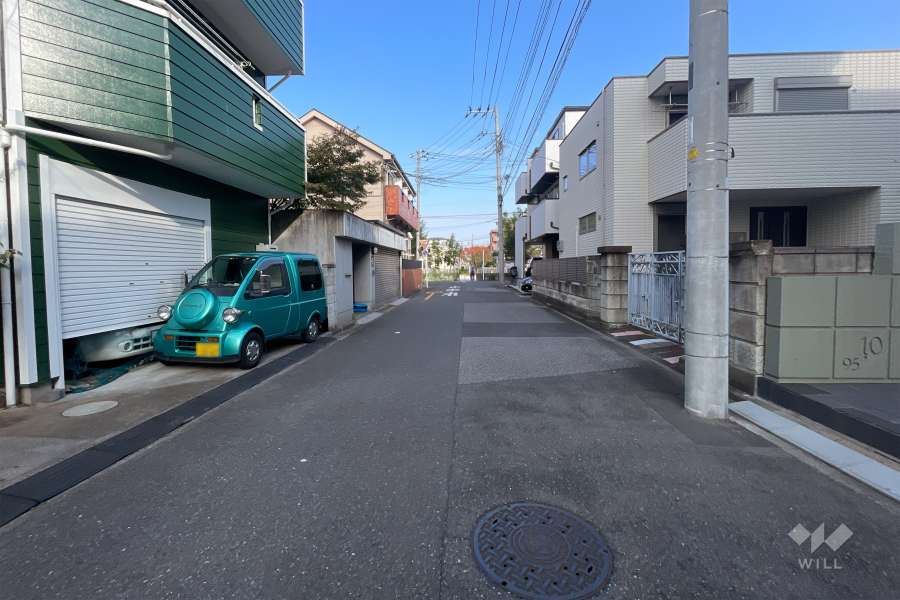 敷地西側の前面道路（南側から）