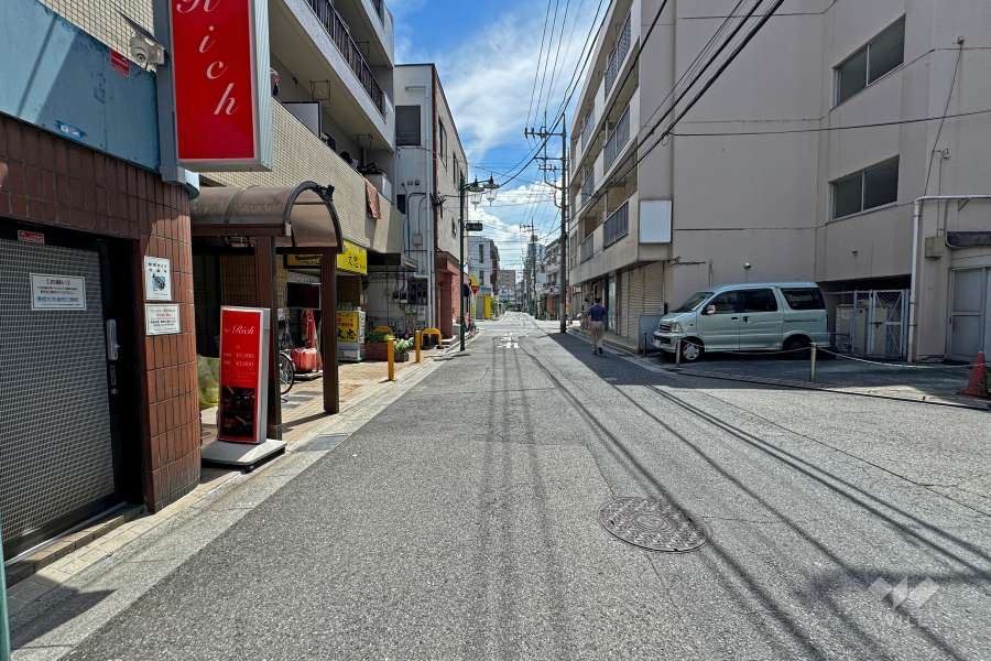 敷地の北側前面道路（西側から）
