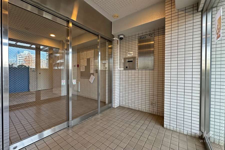 エントランスはオートロック付きです。