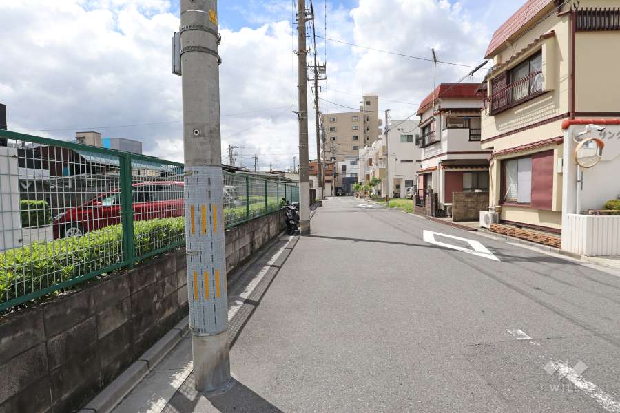 敷地北側の前面道路（東側から）