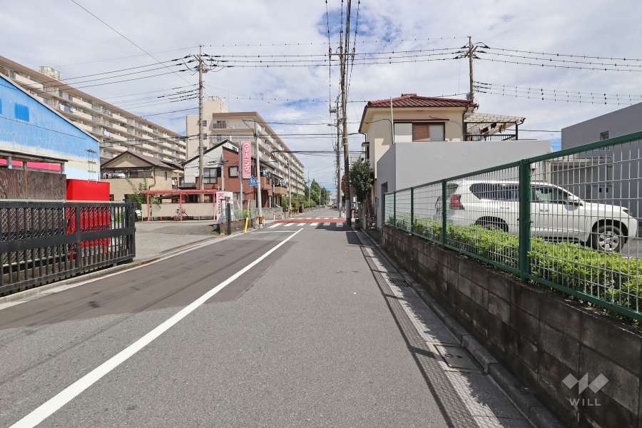 敷地北側の前面道路（西側から）