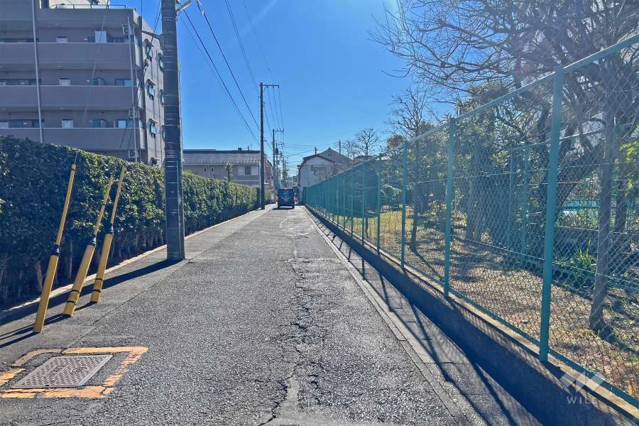 敷地の南東側前面道路（北東側から）
