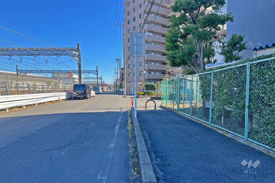 敷地の北東側前面道路（北西側から）