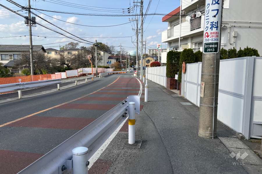 敷地西側の前面道路