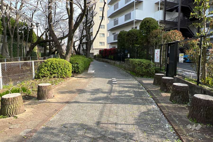 敷地北東側の前面道路