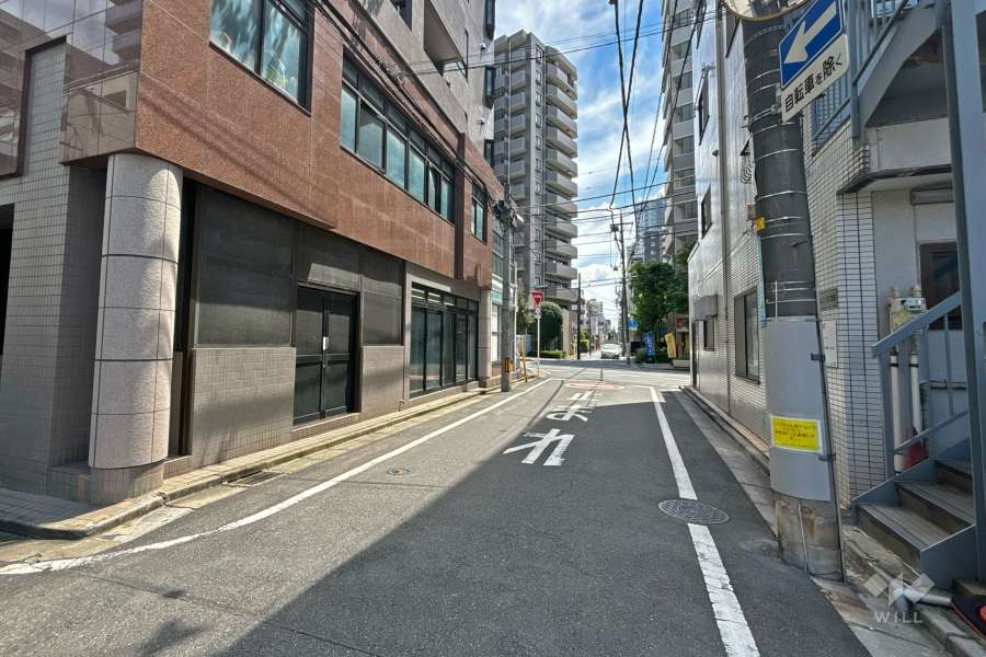 敷地西側の前面道路（北側から）