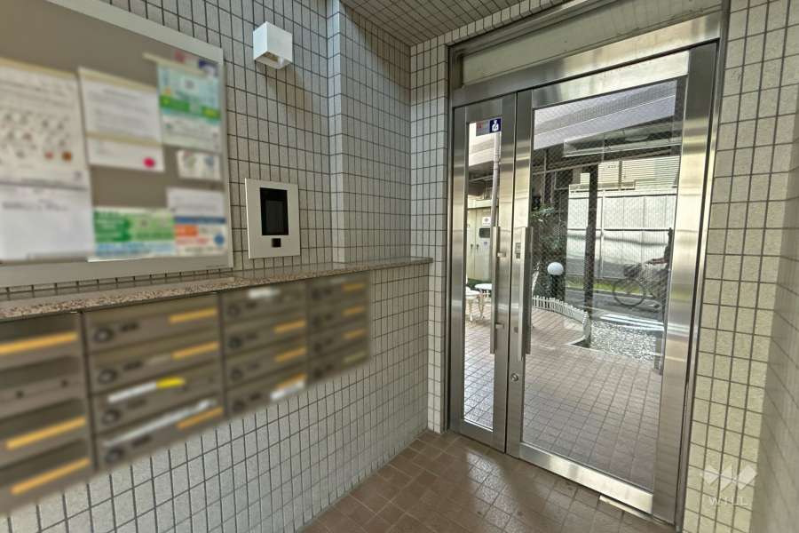 エントランスはオートロック付きです。