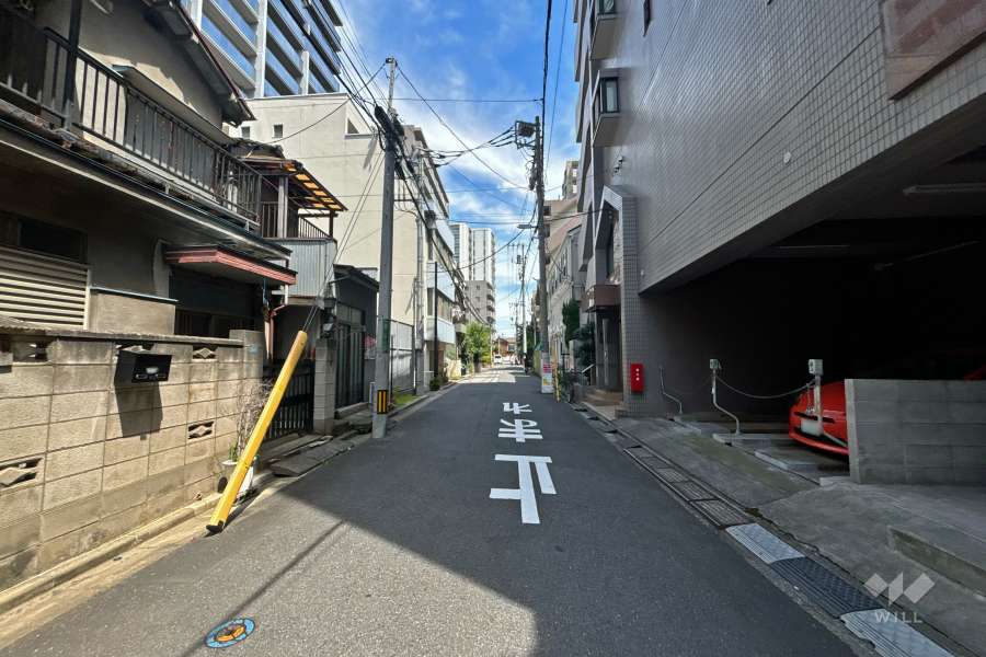 敷地西側の前面道路（南側から）