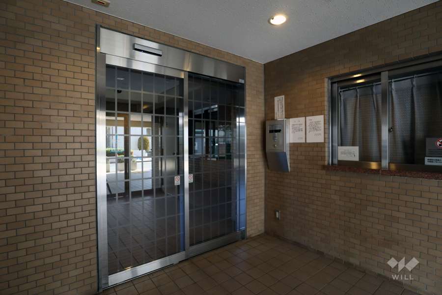 エントランスはオートロック付きです。