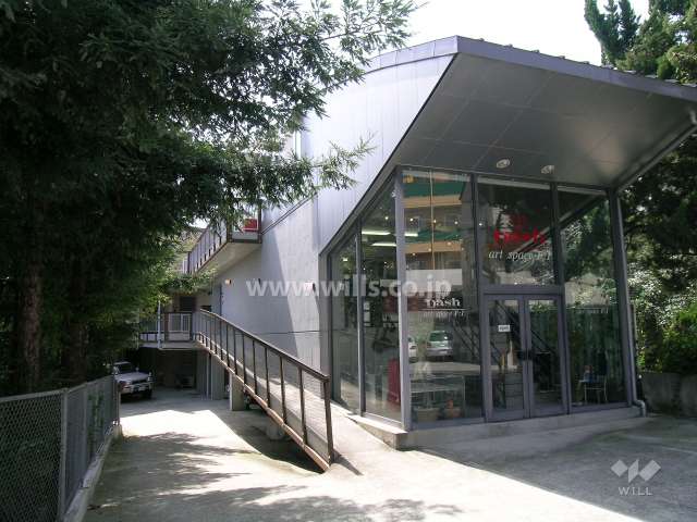 アルボの外観（西側から）　道路側は店舗になっています。