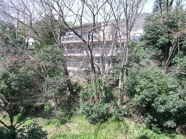 敷地の東側には箕面川が流れています。