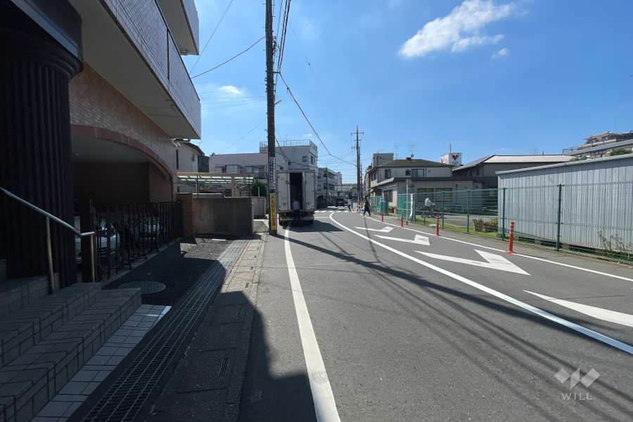 敷地西側の前面道路（北側から）